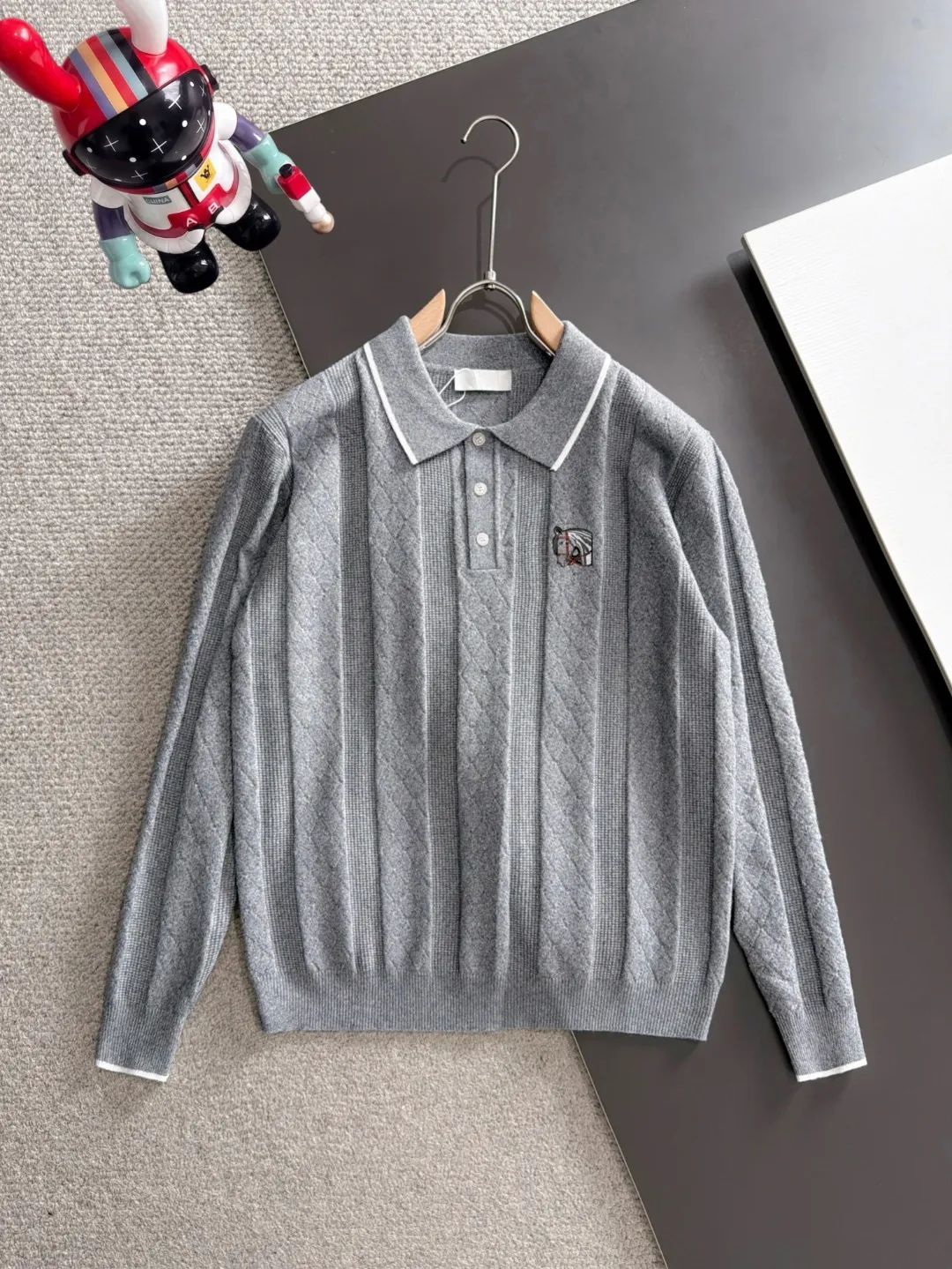 Next day shipment P195 Hermès High Quality 2026 Autumn and Winter latest sweaters from the official website, on sale at the counter at the same time Hot Sale! Specially made of wool blended fabric. It feels comfortable and can be directly in contact with the skin. The logo badge is exquisitely embroidered, which is extremely eye-catching! The details highlight the fashionable charm of big brands. Exquisite workmanship. Three-dimensional cutting style. The wearing effect is invincible and handsome! All three standards are complete! Sizes:M-3XL